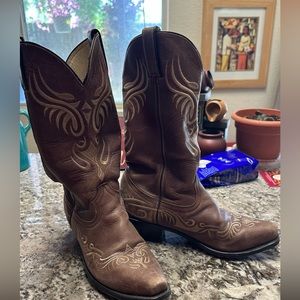 Women’s Durango embroidered 1/2 heel leather boots used, good condition size 7.5